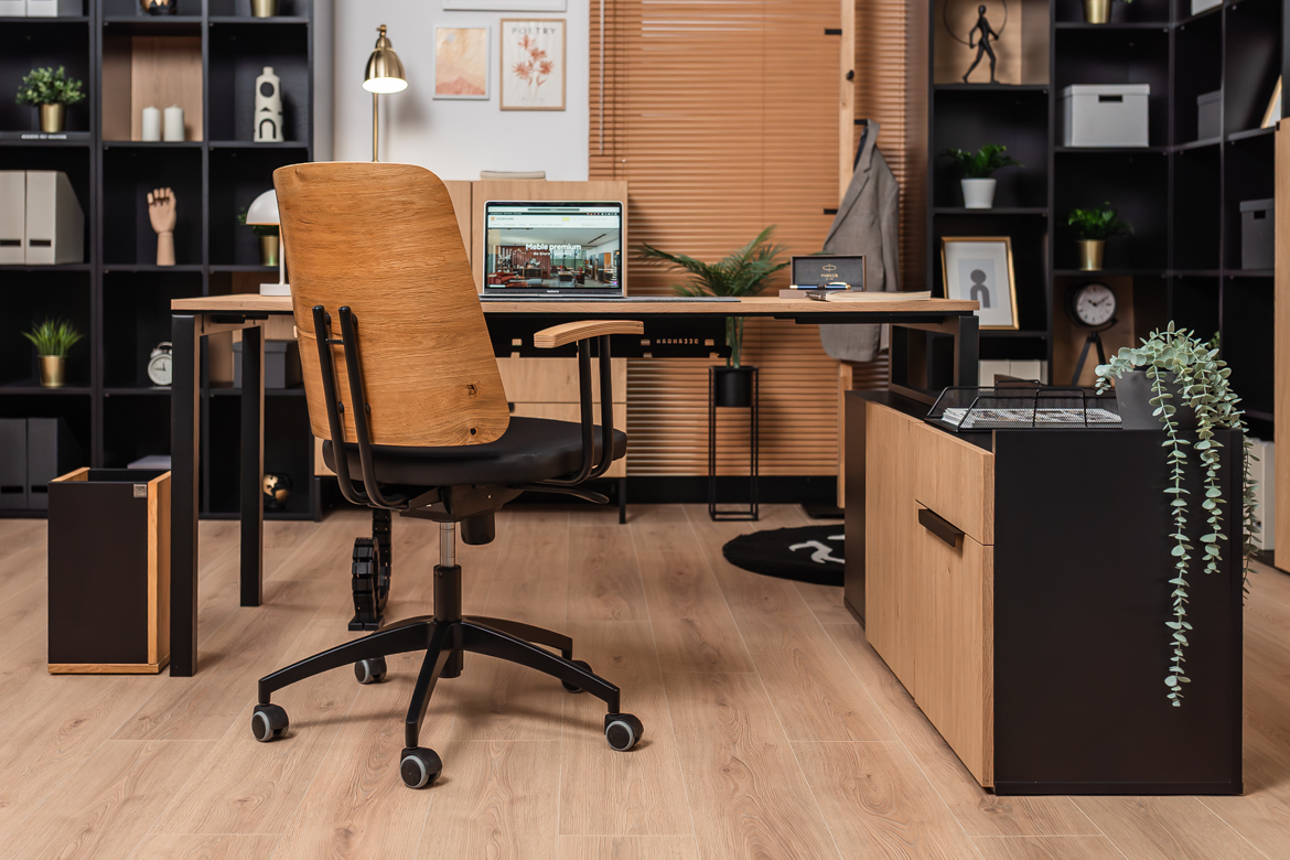 Eckschreibtisch mit Einbauschrank für kleine und mittlere Büroräume