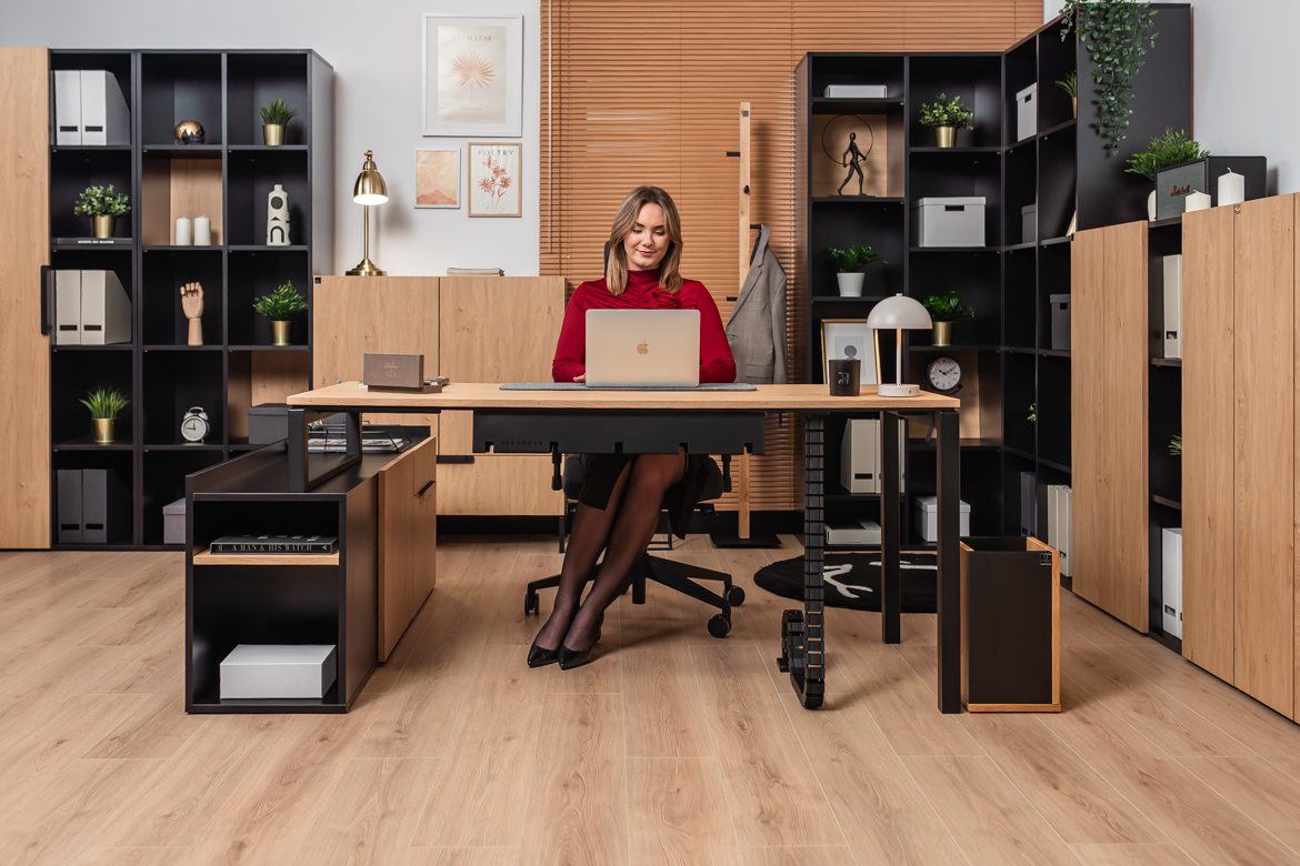 Eckschreibtisch mit Einbauschrank für kleine und mittlere Büroräume
