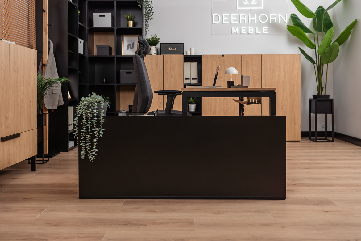 Eckschreibtisch mit Einbauschrank für kleine und mittlere Büroräume
