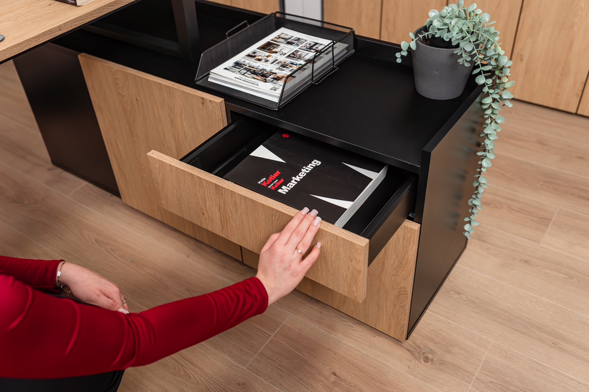 Eckschreibtisch mit Einbauschrank für kleine und mittlere Büroräume