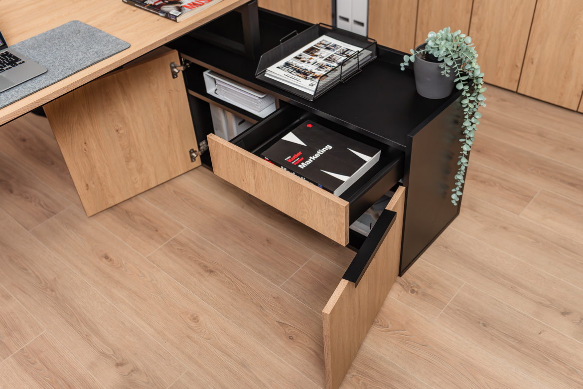 Eckschreibtisch mit Einbauschrank für kleine und mittlere Büroräume