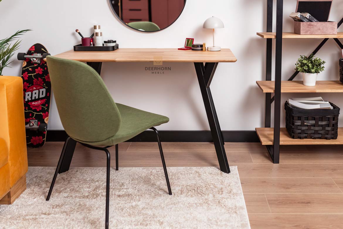 Toilette schwarz, kleiner Schreibtisch mit Holzplatte