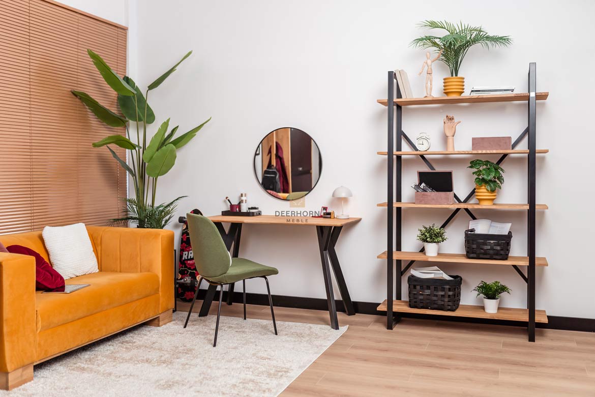 Toilette schwarz, kleiner Schreibtisch mit Holzplatte