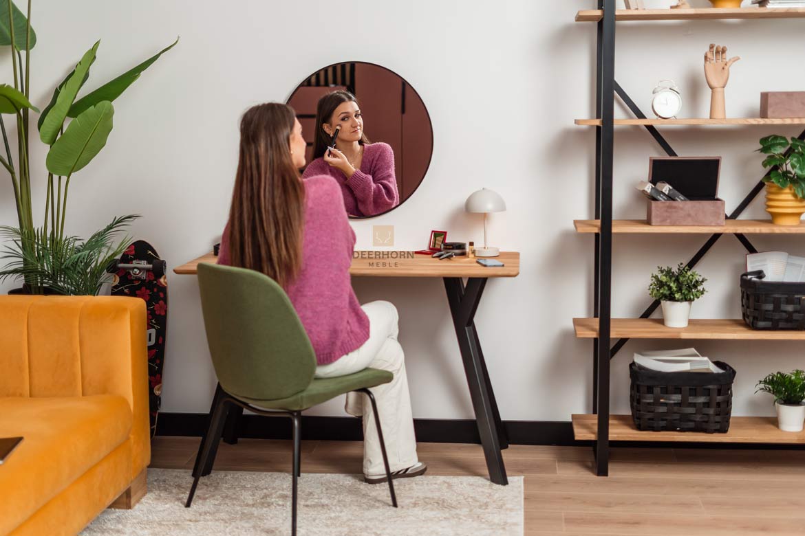 Toilette schwarz, kleiner Schreibtisch mit Holzplatte