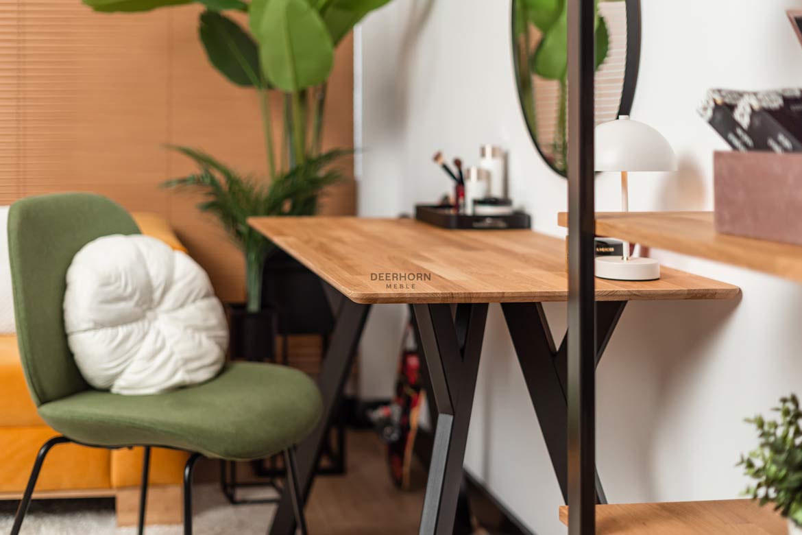 Toilette schwarz, kleiner Schreibtisch mit Holzplatte