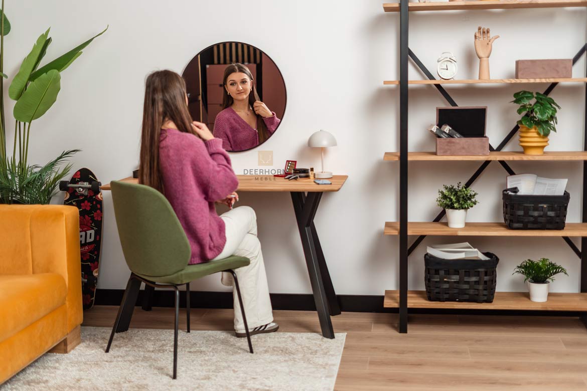 Toilette schwarz, kleiner Schreibtisch mit Holzplatte