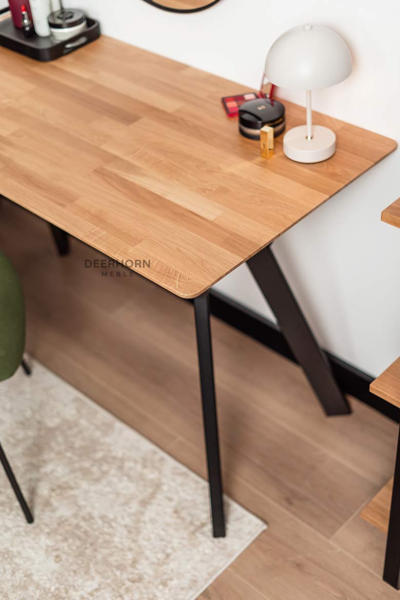 Toilette schwarz, kleiner Schreibtisch mit Holzplatte