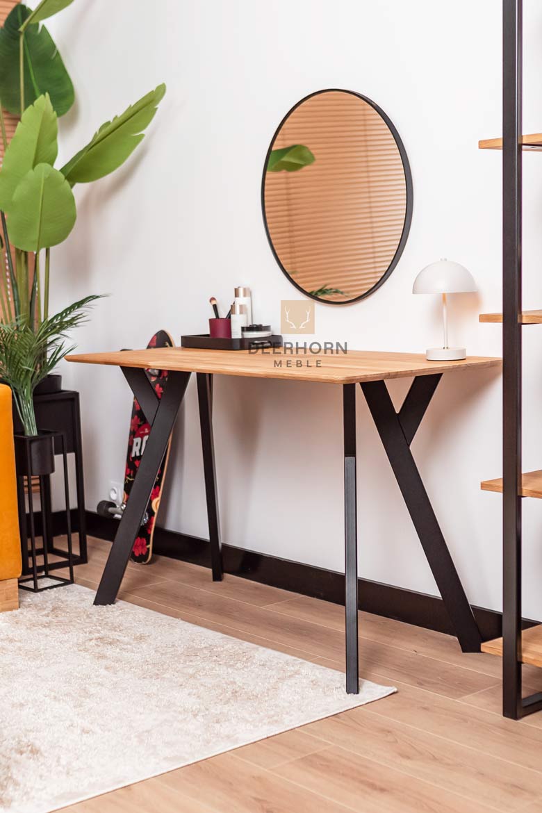 Toilette schwarz, kleiner Schreibtisch mit Holzplatte
