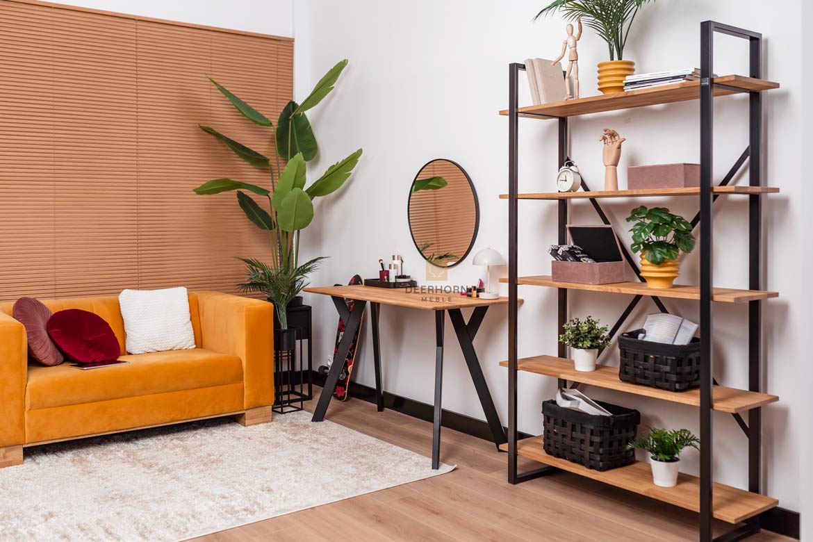 Toilette schwarz, kleiner Schreibtisch mit Holzplatte