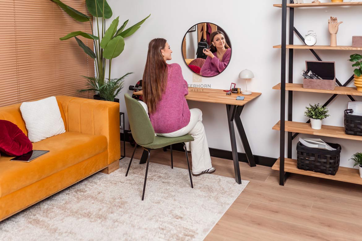 Toilette schwarz, kleiner Schreibtisch mit Holzplatte