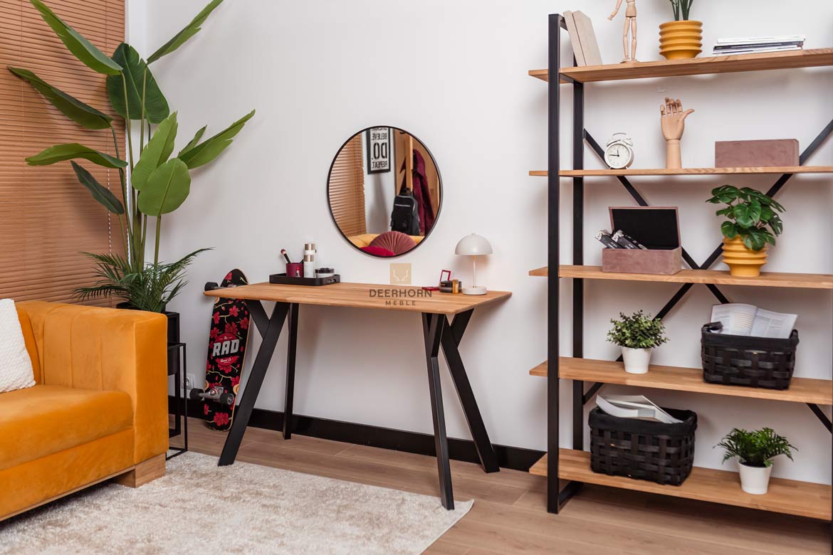 Toilette schwarz, kleiner Schreibtisch mit Holzplatte