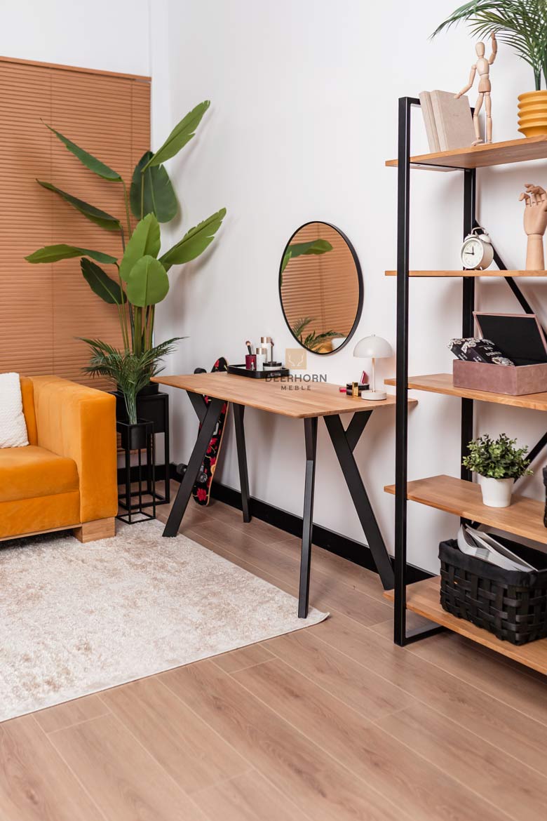 Toilette schwarz, kleiner Schreibtisch mit Holzplatte