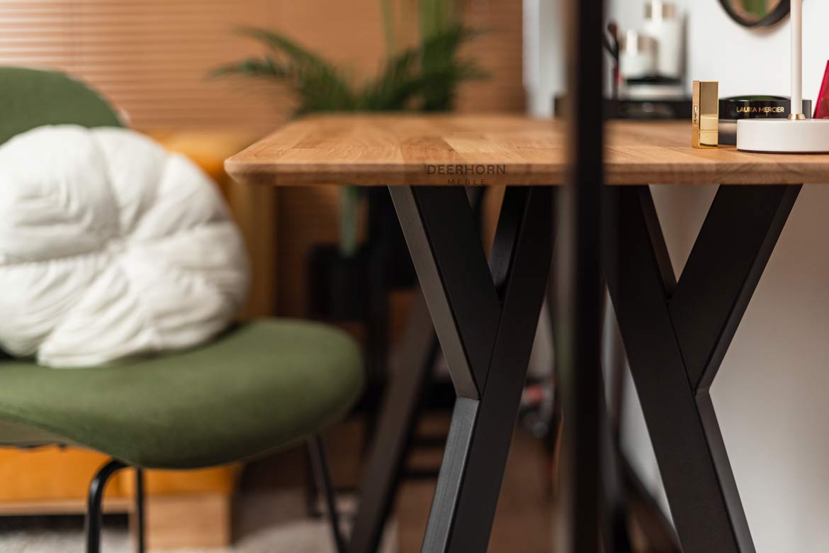 Toilette schwarz, kleiner Schreibtisch mit Holzplatte