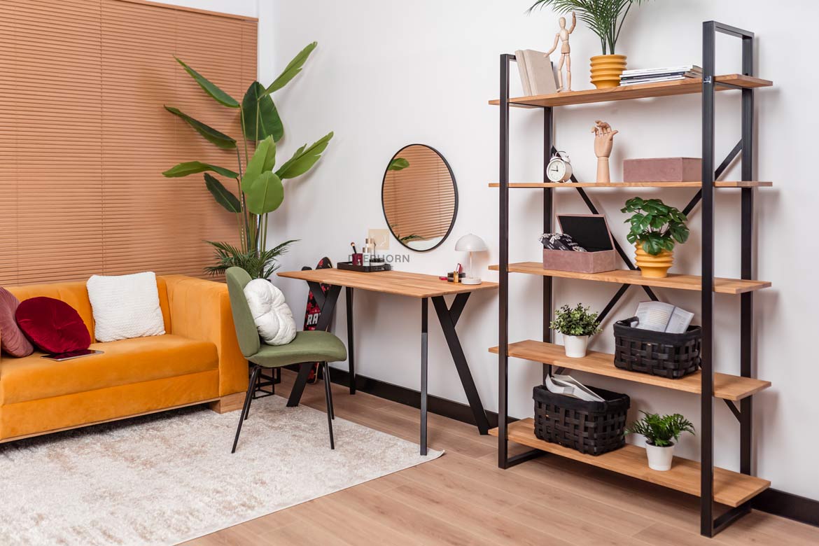 Toilette schwarz, kleiner Schreibtisch mit Holzplatte
