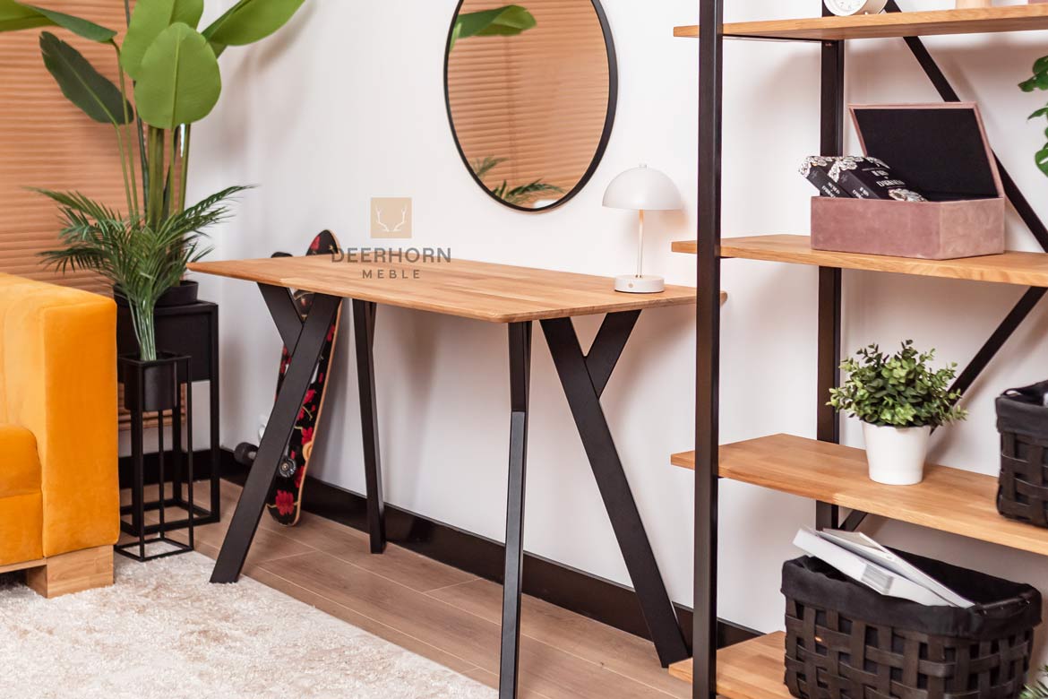 Toilette schwarz, kleiner Schreibtisch mit Holzplatte