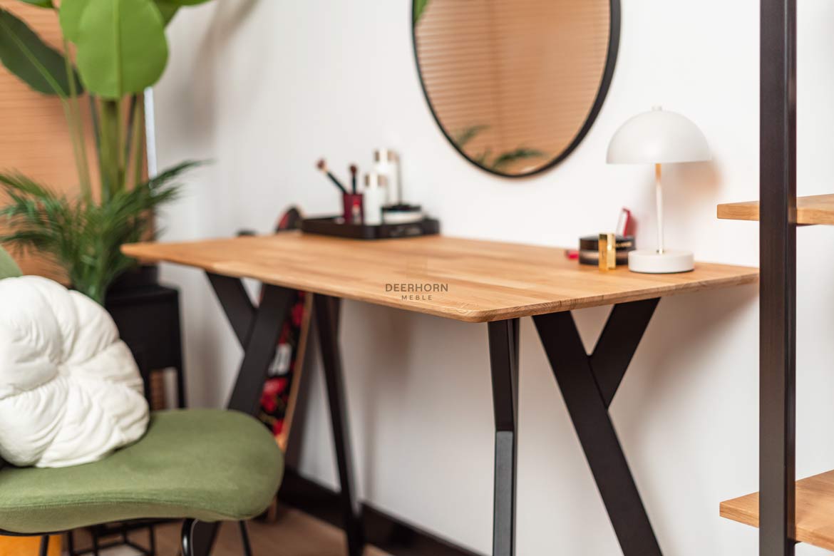 Toilette schwarz, kleiner Schreibtisch mit Holzplatte