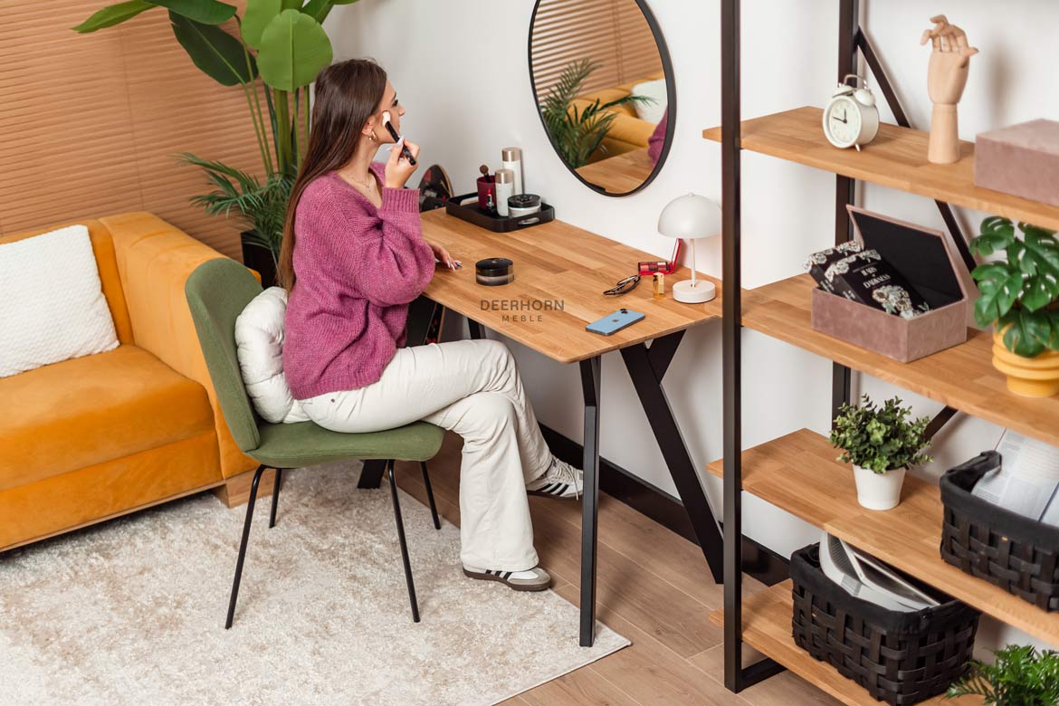 Toilette schwarz, kleiner Schreibtisch mit Holzplatte
