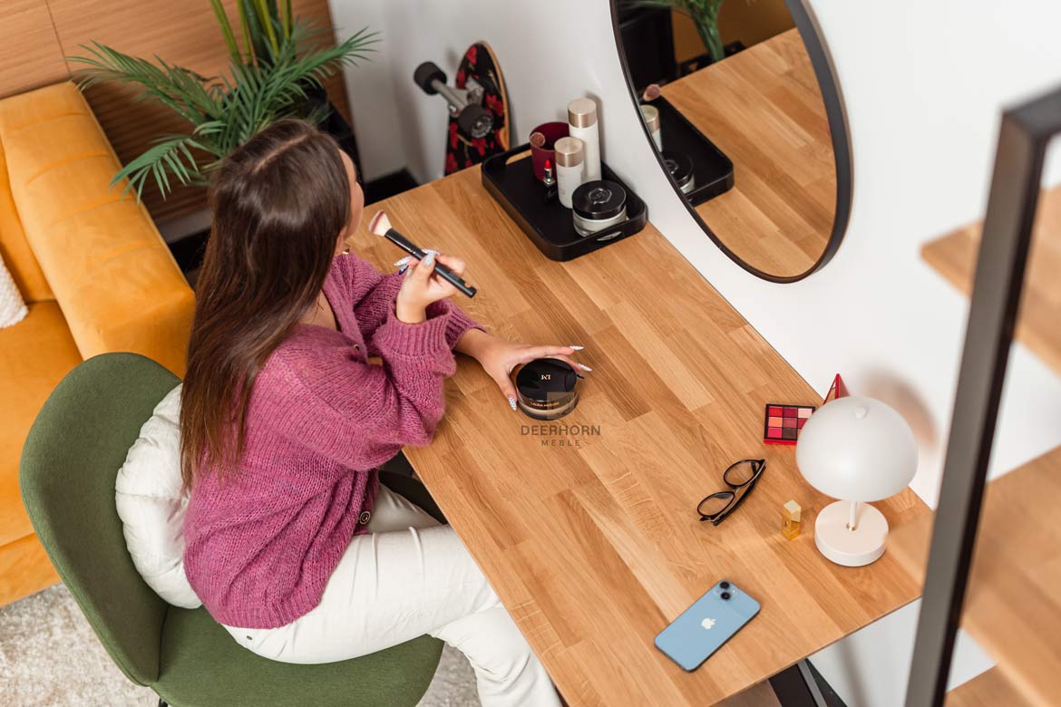 Toilette schwarz, kleiner Schreibtisch mit Holzplatte