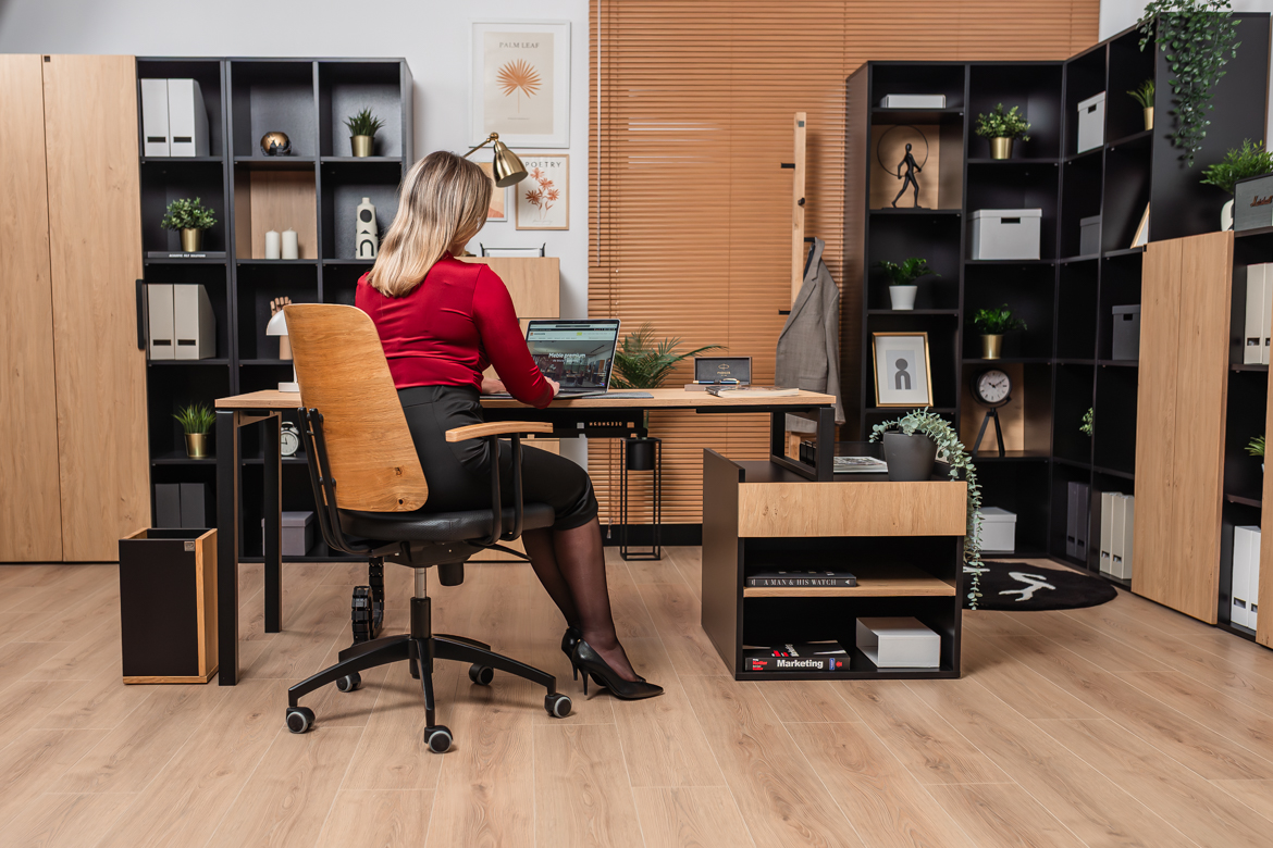 Schreibtisch mit Schubladen in Eiche und Schwarz für kleine und große Büros oder Arbeitszimmer