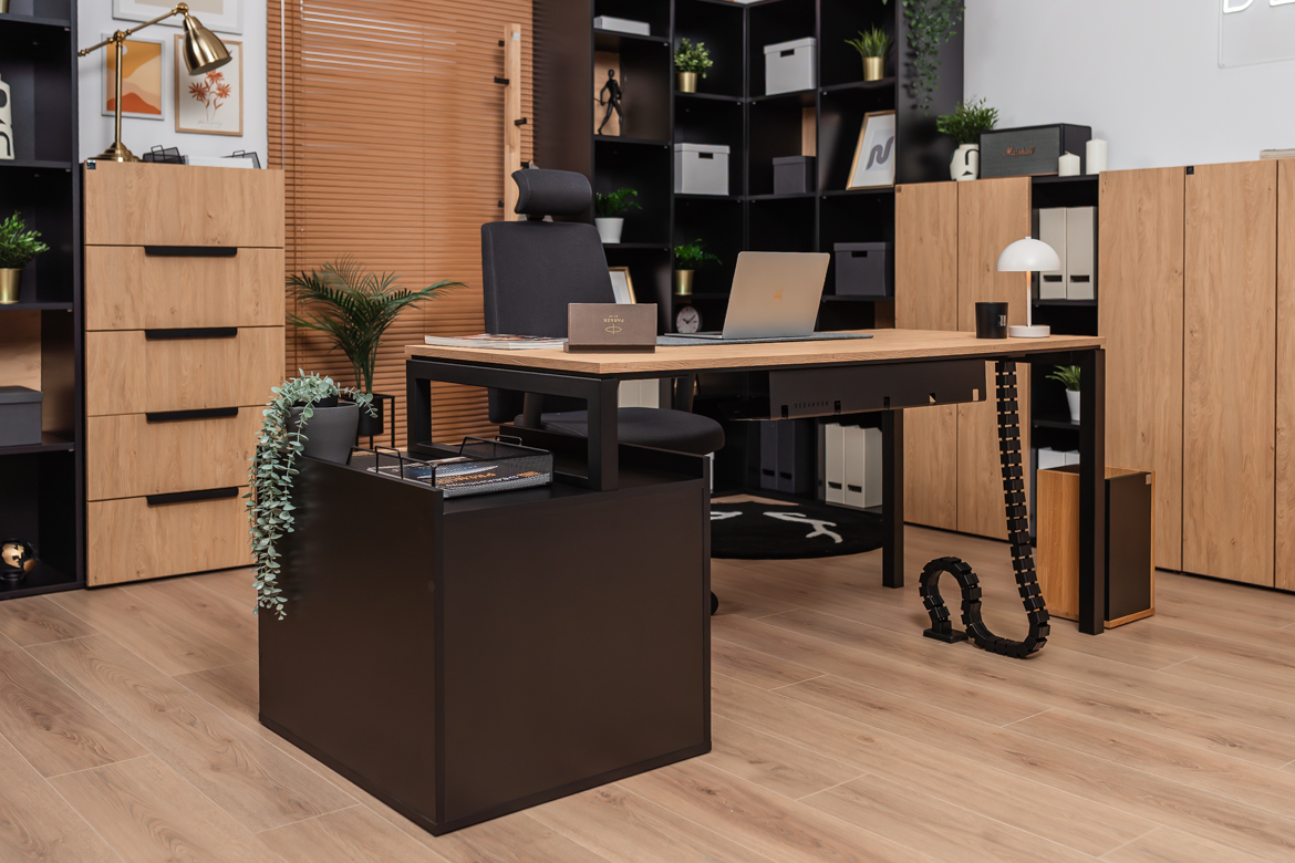Schreibtisch mit Schubladen in Eiche und Schwarz für kleine und große Büros oder Arbeitszimmer