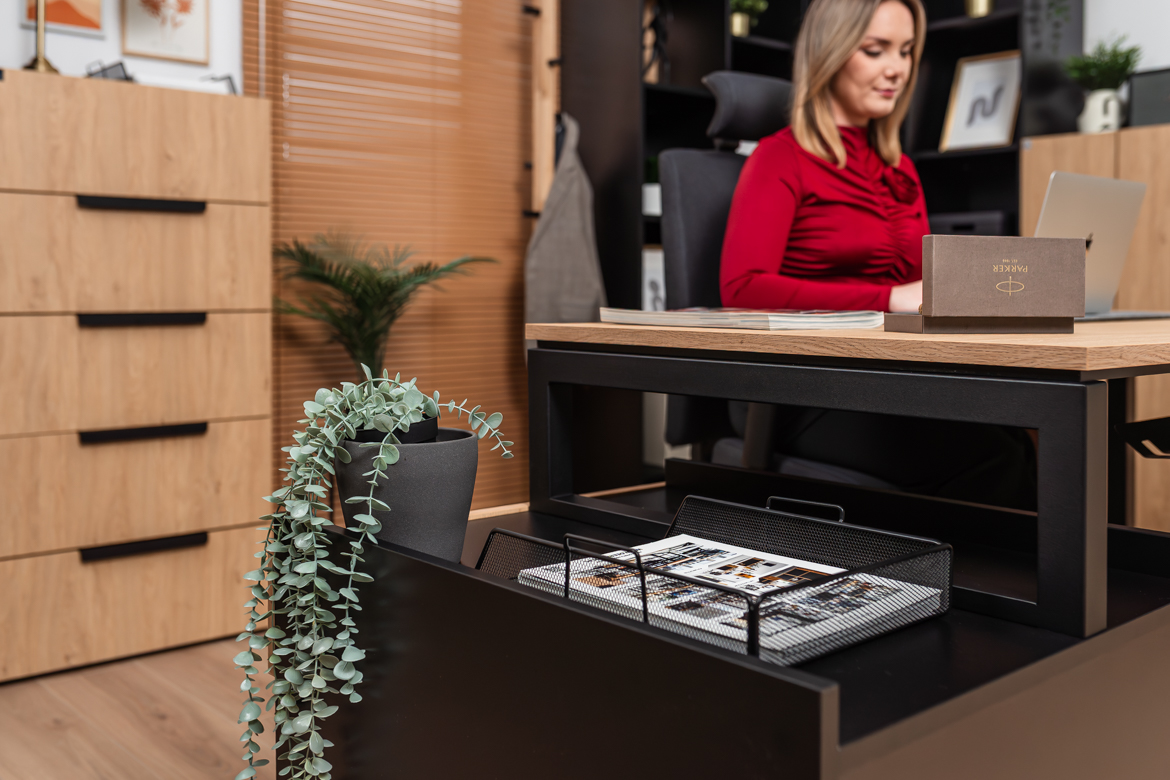 Schreibtisch mit Schubladen in Eiche und Schwarz für kleine und große Büros oder Arbeitszimmer