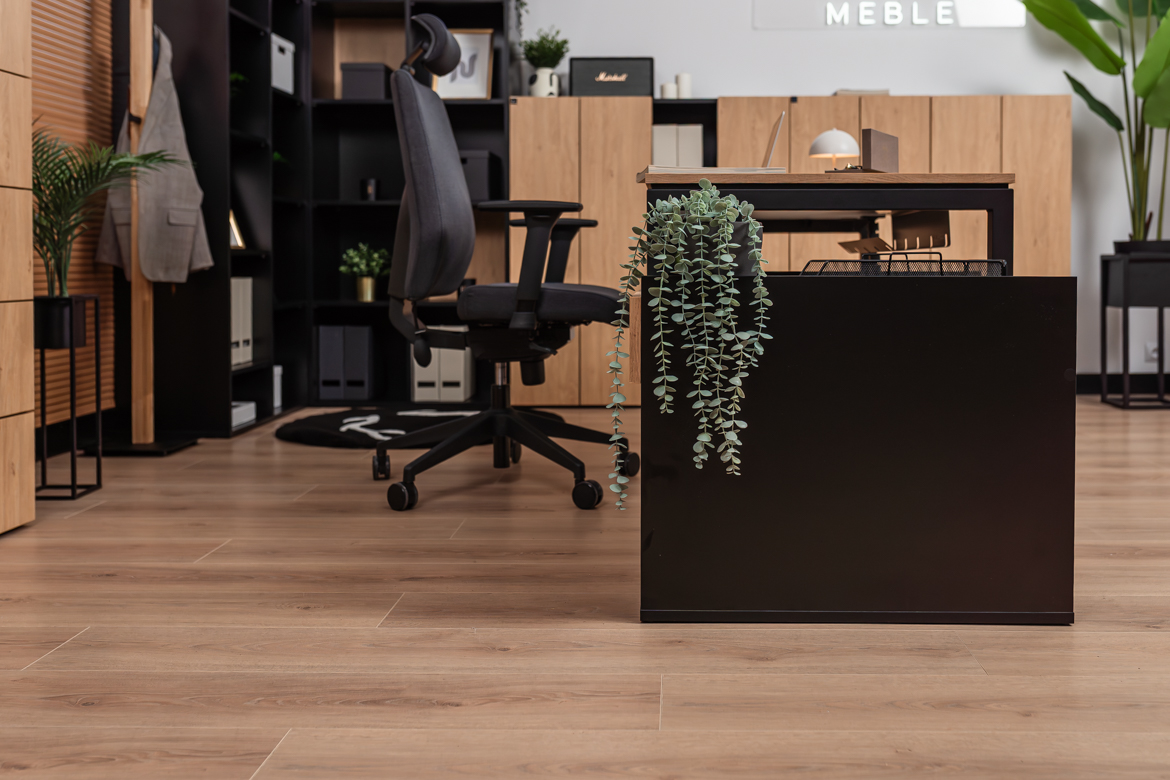 Schreibtisch mit Schubladen in Eiche und Schwarz für kleine und große Büros oder Arbeitszimmer