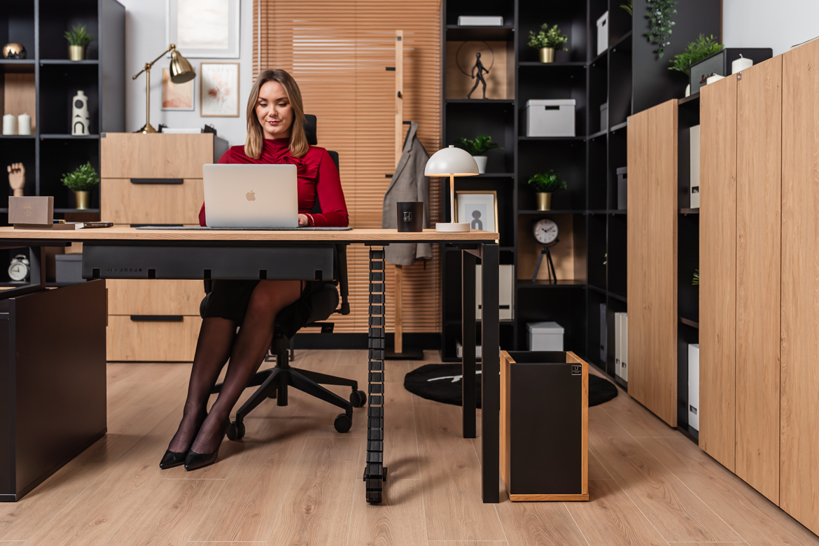 Schreibtisch mit Schubladen in Eiche und Schwarz für kleine und große Büros oder Arbeitszimmer