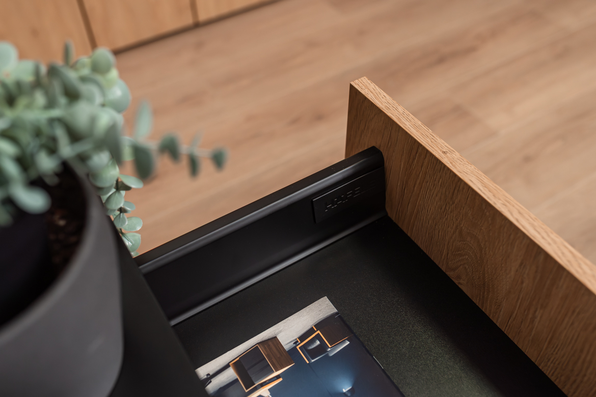 Schreibtisch mit Schubladen in Eiche und Schwarz für kleine und große Büros oder Arbeitszimmer