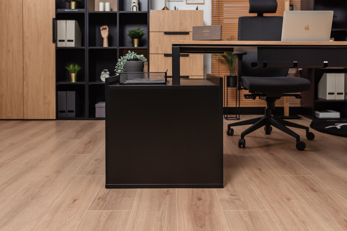 Schreibtisch mit Schubladen in Eiche und Schwarz für kleine und große Büros oder Arbeitszimmer