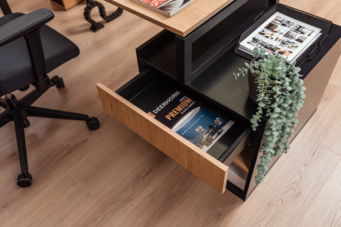Schreibtisch mit Schubladen in Eiche und Schwarz für kleine und große Büros oder Arbeitszimmer