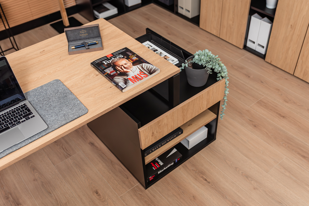 Schreibtisch mit Schubladen in Eiche und Schwarz für kleine und große Büros oder Arbeitszimmer
