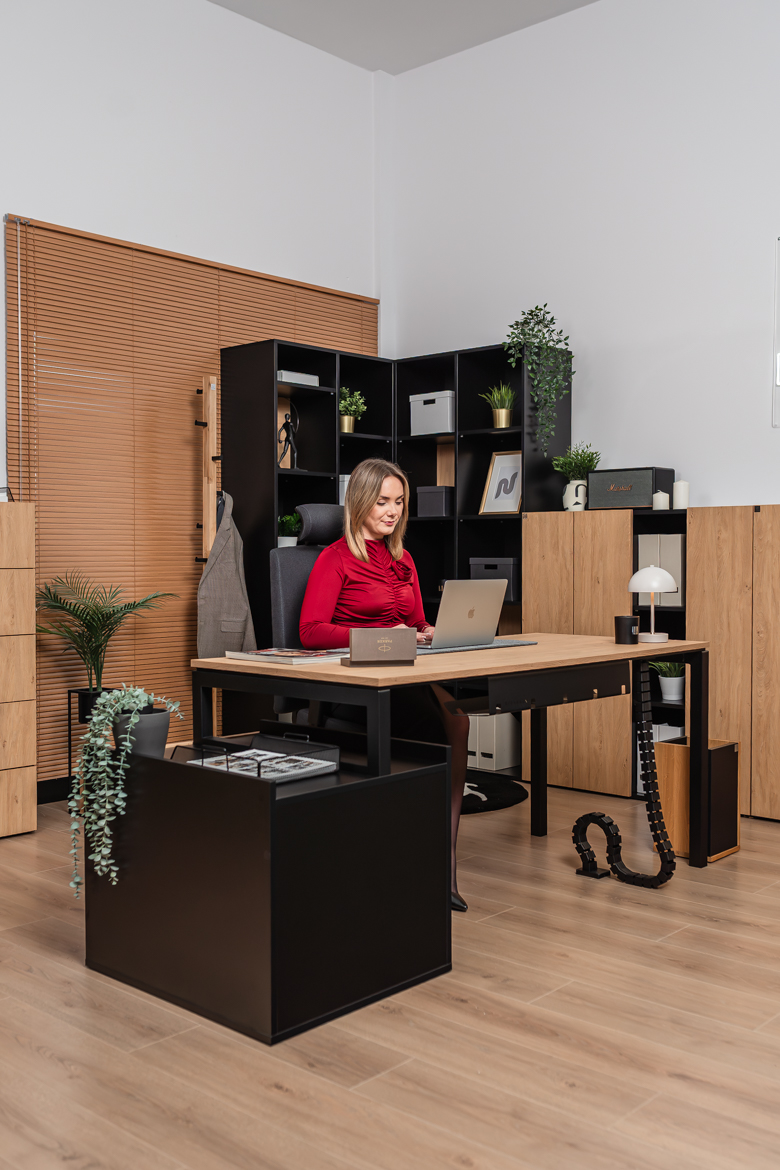 Schreibtisch mit Schubladen in Eiche und Schwarz für kleine und große Büros oder Arbeitszimmer