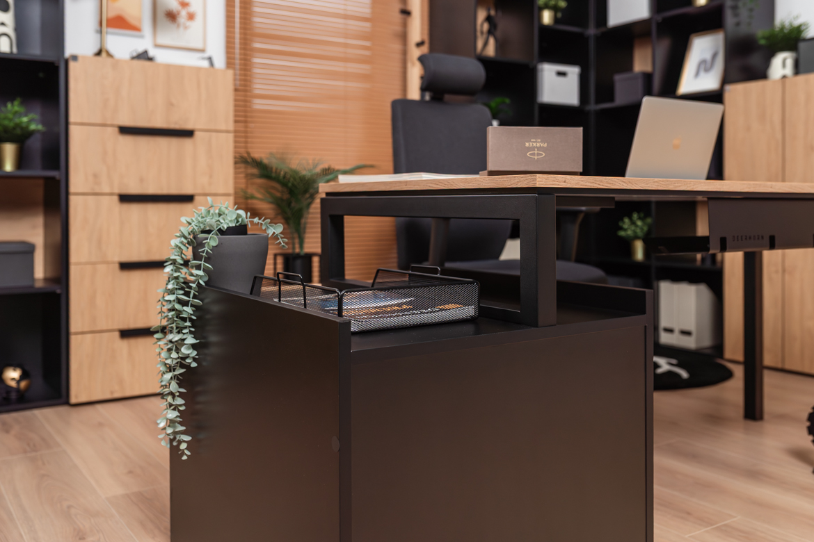 Schreibtisch mit Schubladen in Eiche und Schwarz für kleine und große Büros oder Arbeitszimmer