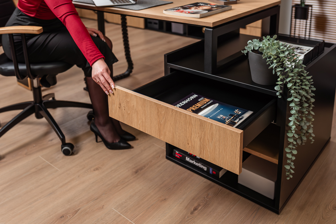 Schreibtisch mit Schubladen in Eiche und Schwarz für kleine und große Büros oder Arbeitszimmer