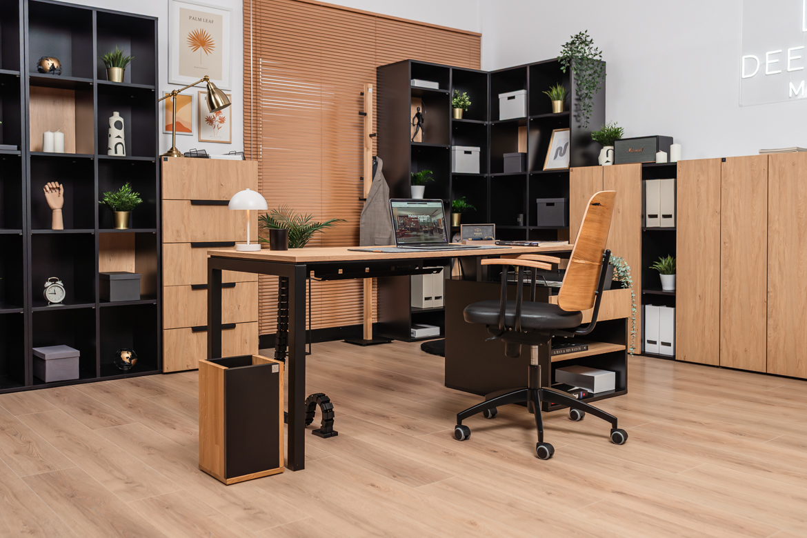 Schreibtisch mit Schubladen in Eiche und Schwarz für kleine und große Büros oder Arbeitszimmer