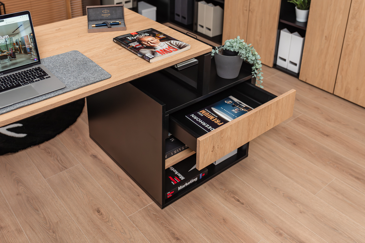 Schreibtisch mit Schubladen in Eiche und Schwarz für kleine und große Büros oder Arbeitszimmer