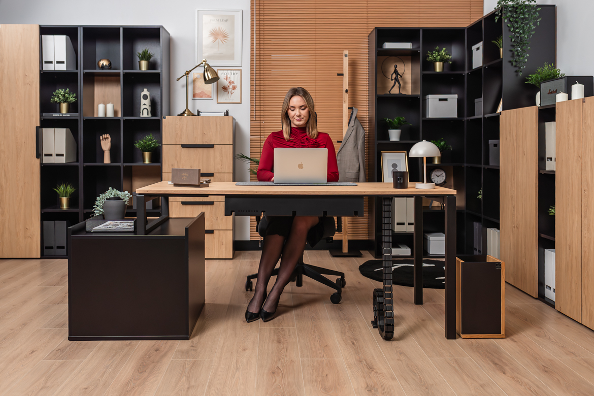 Schreibtisch mit Schubladen in Eiche und Schwarz für kleine und große Büros oder Arbeitszimmer