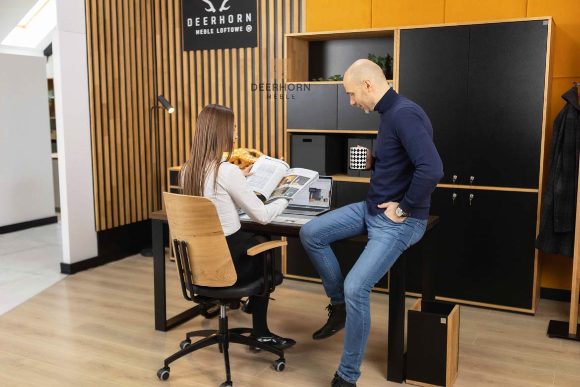 Ergonomischer Massivholz-Bürotisch, schwarz