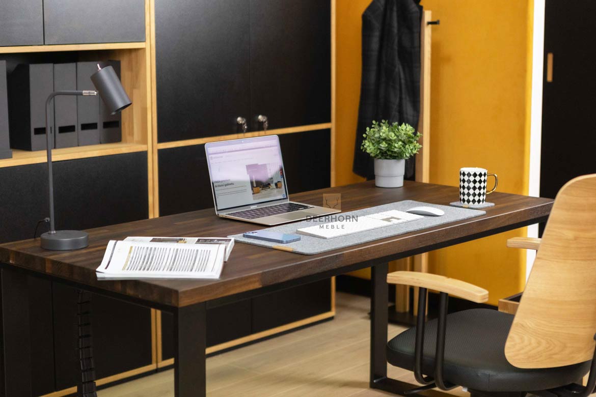 Ergonomischer Massivholz-Bürotisch, schwarz
