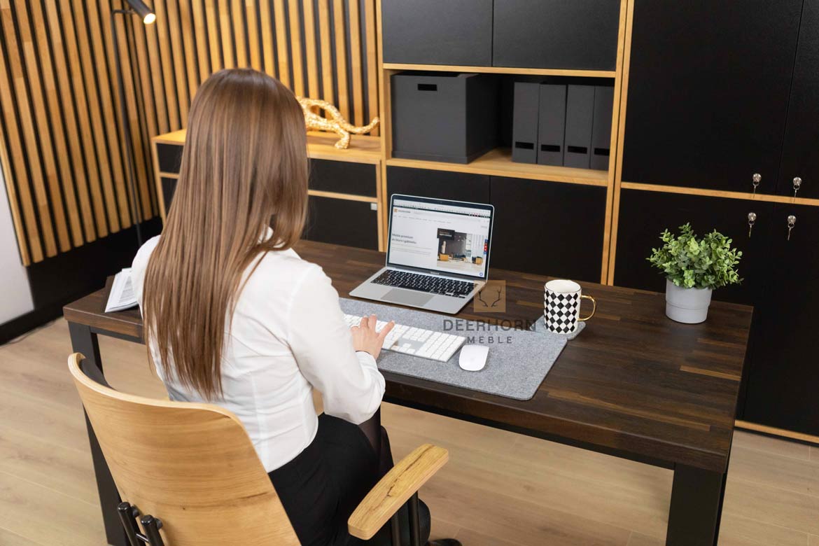 Ergonomischer Massivholz-Bürotisch, schwarz