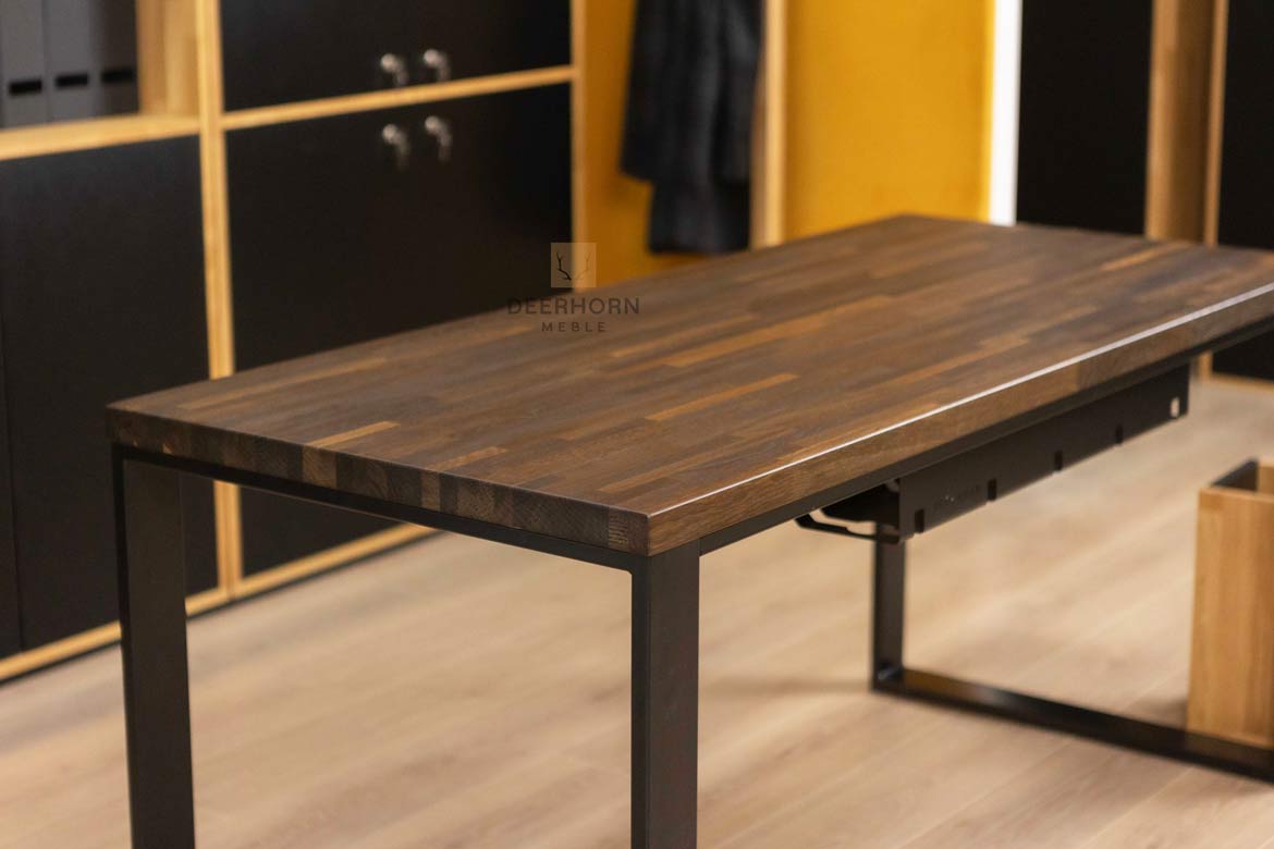 Ergonomischer Massivholz-Bürotisch, schwarz