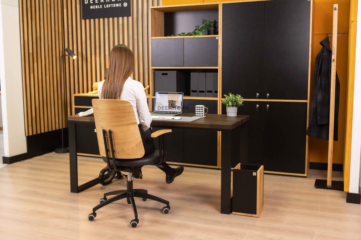 Ergonomischer Massivholz-Bürotisch, schwarz