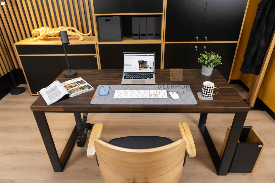 Ergonomischer Massivholz-Bürotisch, schwarz
