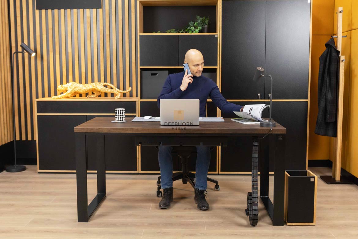 Ergonomischer Massivholz-Bürotisch, schwarz