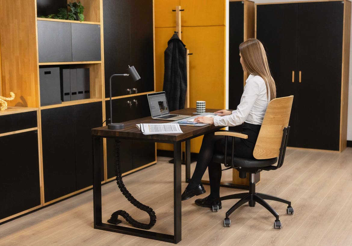 Ergonomischer Massivholz-Bürotisch, schwarz