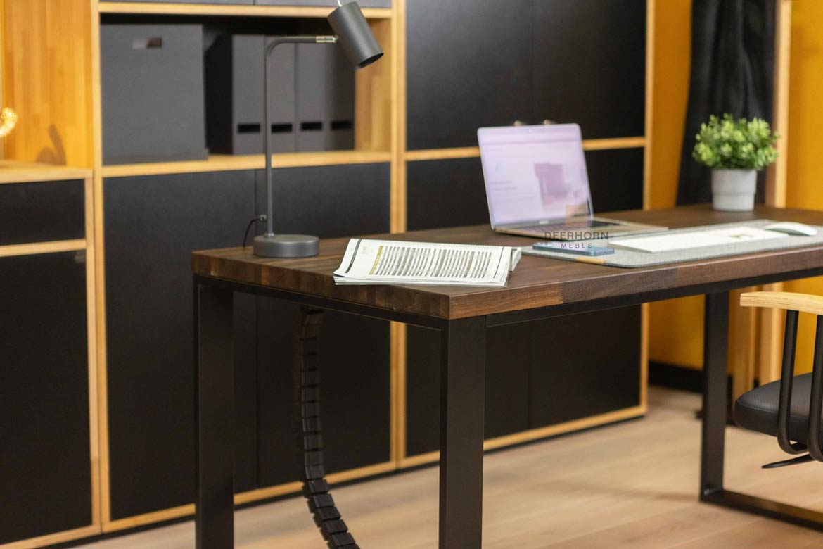 Ergonomischer Massivholz-Bürotisch, schwarz