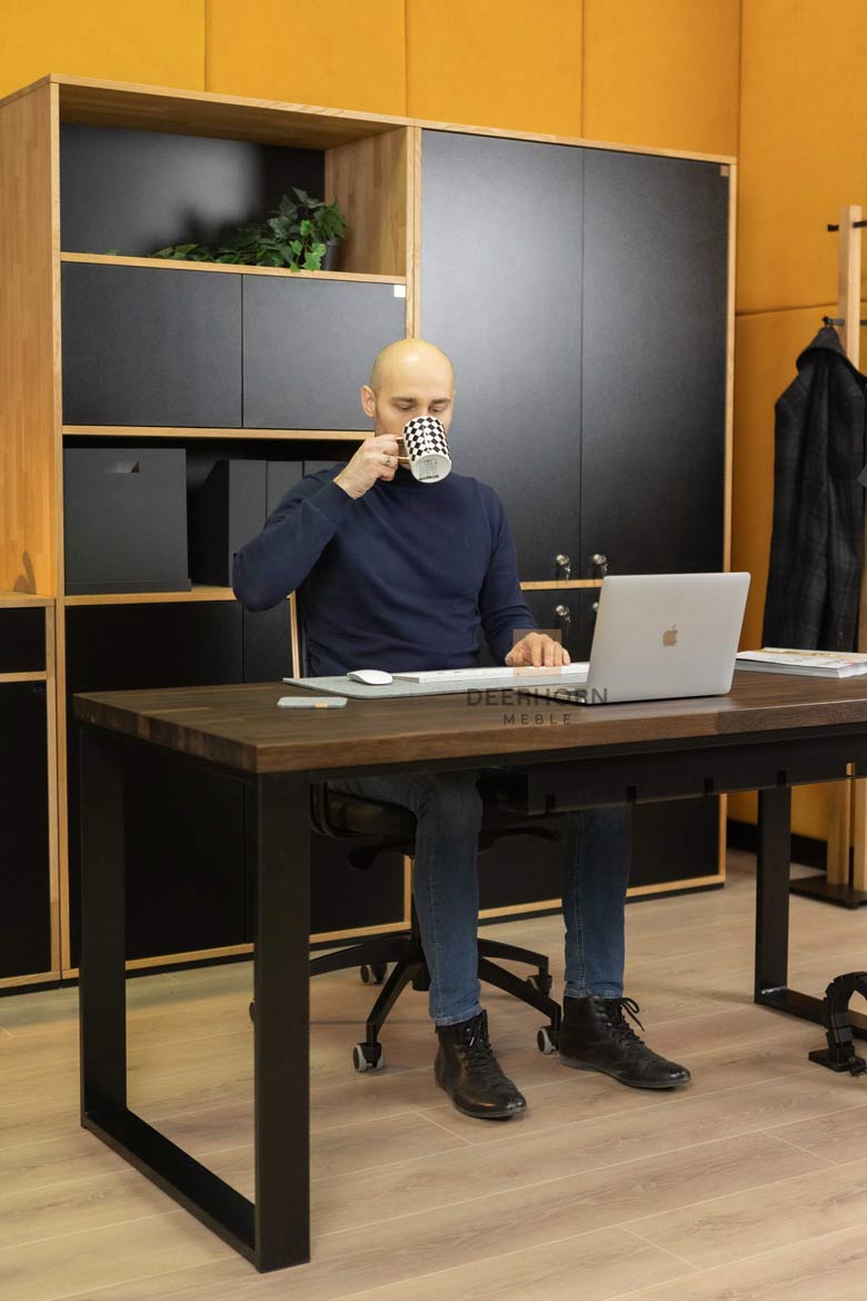 Ergonomischer Massivholz-Bürotisch, schwarz