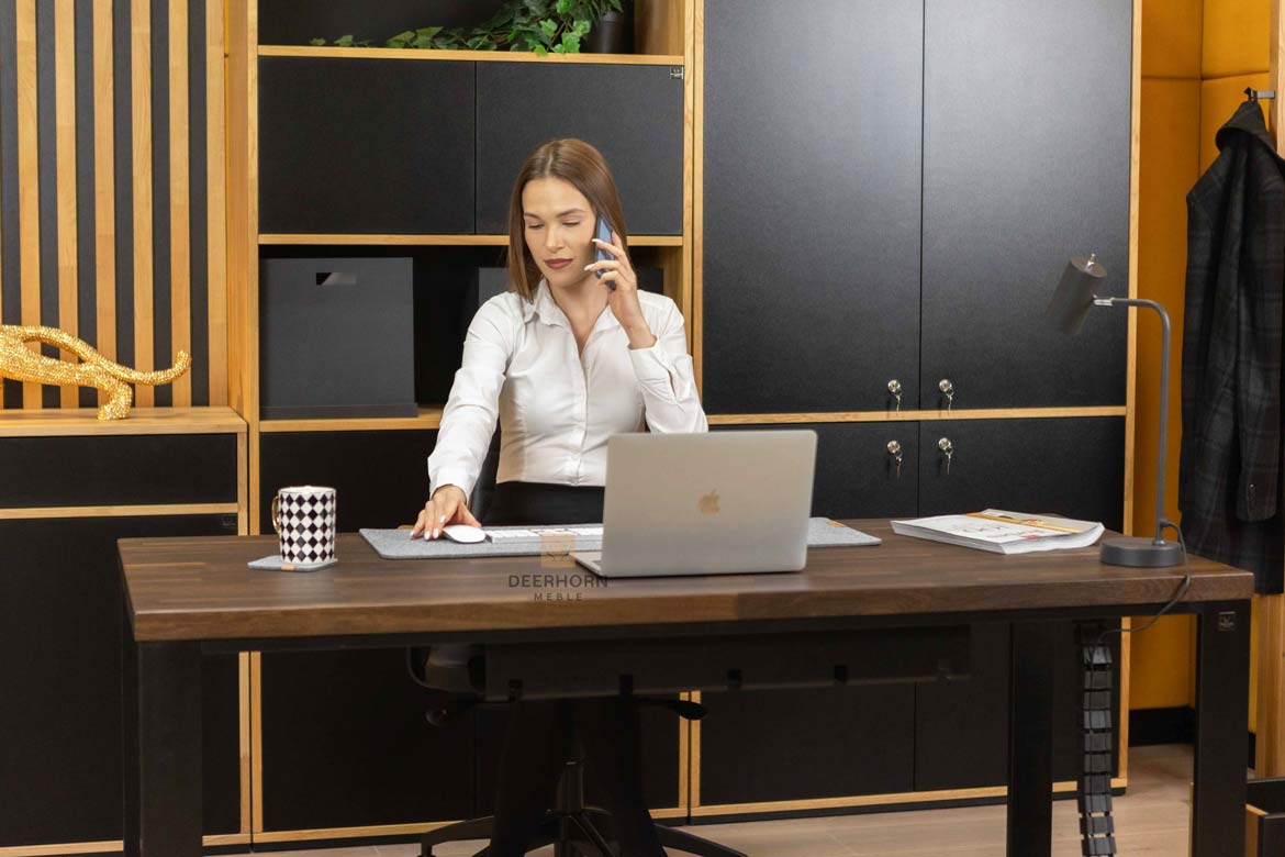 Ergonomischer Massivholz-Bürotisch, schwarz