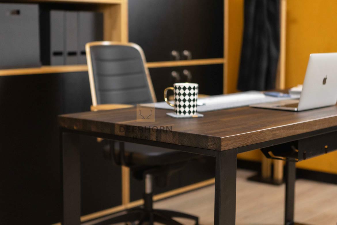 Ergonomischer Massivholz-Bürotisch, schwarz