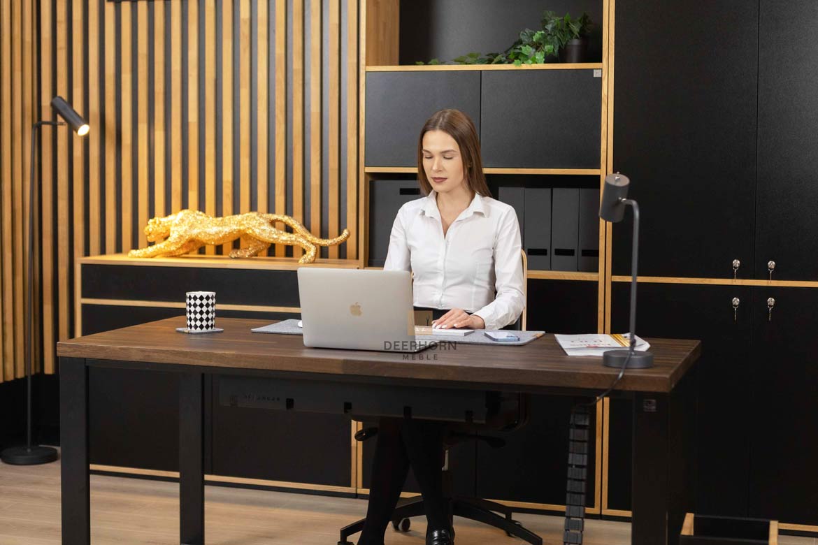 Ergonomischer Massivholz-Bürotisch, schwarz